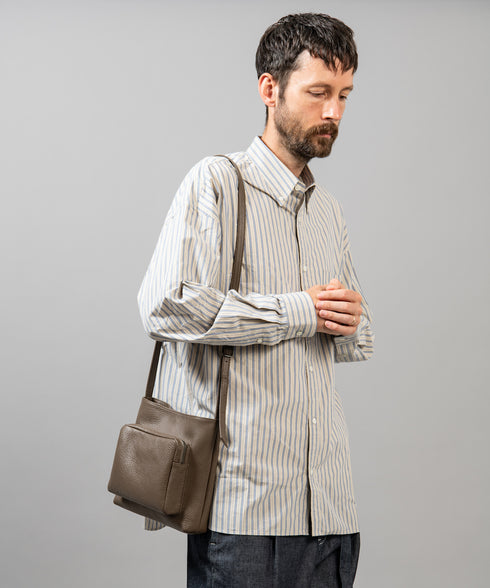 MR.OLIVE E.O.I / MILANO GRAIN LEATHER / GUSSET POCKET COMPACT SHOULDER BAG ミスターオリーブ イーオーアイ/ミラノグレインレザー/ガゼットポケット コンパクトショルダーバッグ)